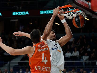 Walter Tavares (d) y Jaime Pradilla en acción durante el encuentro entre el Real Madrid y el Valencia Basket.