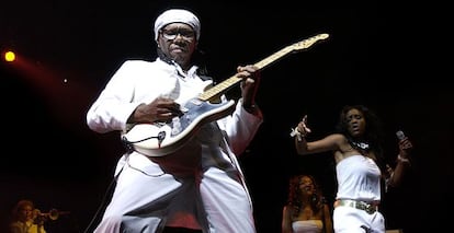 Nile Rodgers, líder de Chic, y Sylver Iogan Sharpe en un momento de la actuación durante el festival Sónar 2006.