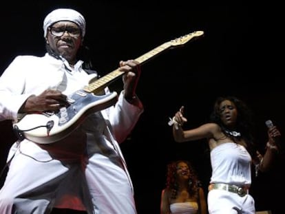 Nile Rodgers, líder de Chic, y Sylver Iogan Sharpe en un momento de la actuación durante el festival Sónar 2006.