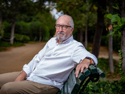 José Juan Rodríguez, catedrático en Seguridad Alimentaria, en un parque de Barcelona.