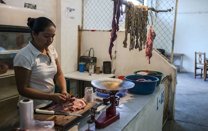 Una mujer cocina en un puesto callejero en La Concordia (Chiapas, México).