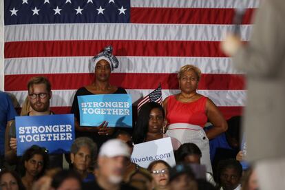 Seguidores de Hillary Clinton escuchan al expresidente Bill Clinton, en un acto de campaña, el 1 de noviembre, en Florida City, Florida (EE UU).