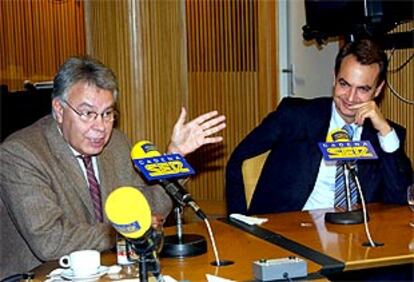 Felipe González y José Luis Rodríguez Zapatero, durante la entrevista de ayer en la cadena SER.