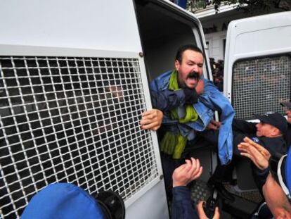 La polic&iacute;a argelina detuvo el s&aacute;bado a m&aacute;s de 80 manifestantes contra la candidatura de Bouteflika. 