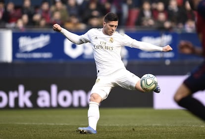 Luka Jovic lanza a la portería del Osasuna marcando el cuatro gol del Real Madrid. 