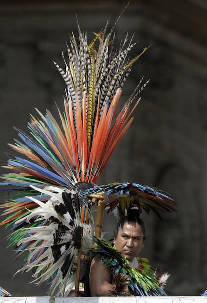 Un hombre viste las prendas tradicionales del Amazonas durante una audiencia con el papa Francisco en el Vaticano.