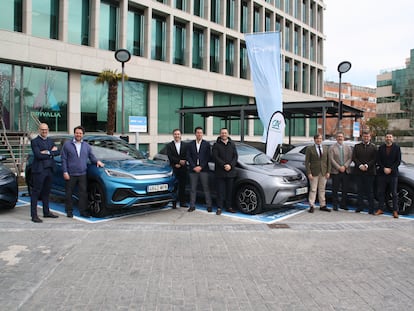 Directivos de CA Auto Bank y representantes de BYD España, junto a vehículos de la marca china en una imagen cedida por ambas compañías.