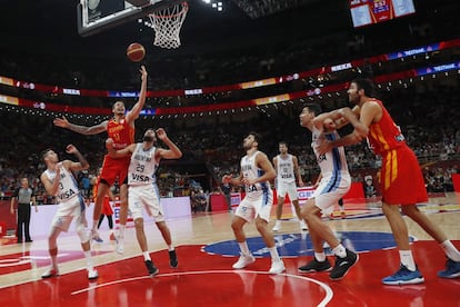 Juancho Hernangómez (segundo por la izquierda) se disponte a encestar durante la final del Mundial de baloncesto.