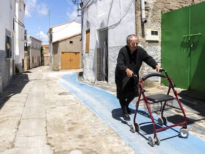 Una anciana camina con el andador en el municipio de Pescueza. / ANDY SOLÉ