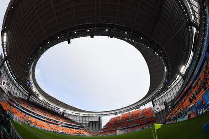 Aficionados llegan antes del partido de fútbol del Grupo C de la Copa Mundial Rusia 2018, entre Francia y Perú en el Ekaterinburg Arena en Ekaterinburg.