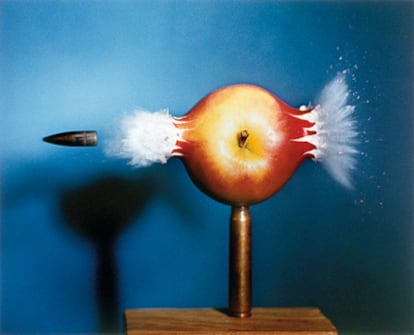 Por primera vez se exponen en España las fotografías de Harold Edgerton, el hombre que intentó parar el movimiento con sus cámaras y artilugios inventados por él.