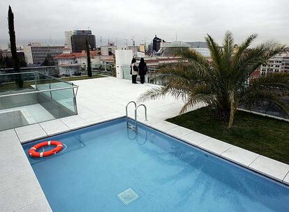 La piscina del ático que está en venta por seis millones de euros.