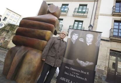 Emilio Novoa, hijo de Obdulia Díaz, junto a la foto de su madre y su hermana el día que Ourense les dedicó una escultura, en enero de 2011.
