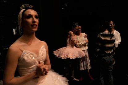 Marianela Núñez y Ludmila Pagliero se abrazan antes de comenzar su presentación en el teatro.