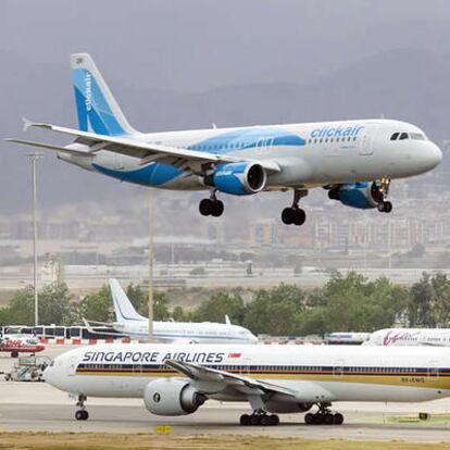 Un avión de Clickair, aterrizando en el aeropuerto de El Prat (Barcelona)