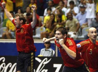 Los jugadores españoles celebran el gol en propia puerta de Italia