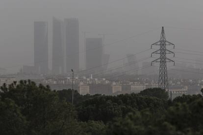 Vista del área de las Cuatro Torres desde Manzanares el Real, en Madrid, un día de calima.