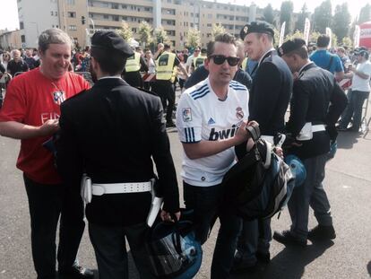 Simpatizante del Real Madrid  es registrado antes de entrar al campo.