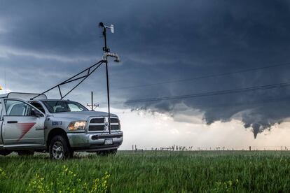 Un cazador de tormentas aparcado con su furgoneta observa la evolución de un tornado cerca de Dodge City, en Kansas (EE UU).