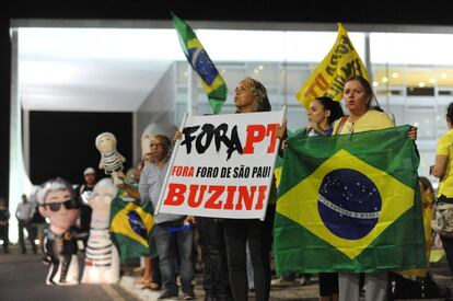 Manifestantes contr&aacute;rios ao Governo petista protestam em frente ao Pal&aacute;cio do Planalto, no dia 4 de mar&ccedil;o. 