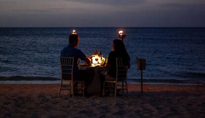 Cena romántica en la playa.