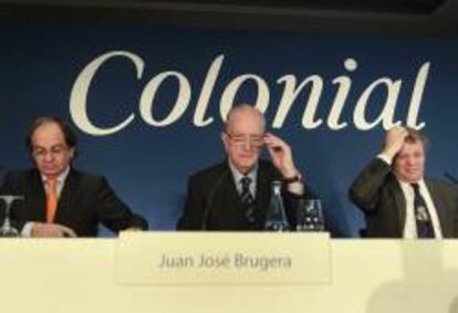 José Bruguera (c) presidente, Pere Viñolas, consejero delegado (i) y Francisco Palà del consejo de administración (d) al inicio de la junta general extraordinaria de la inmobiliaria Colonial.
