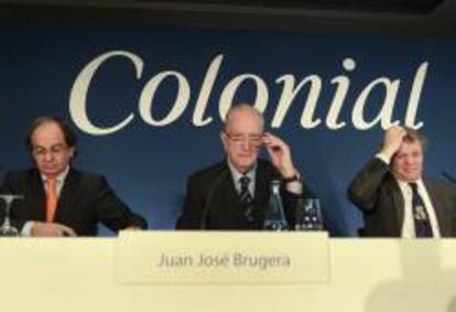 Jos&eacute; Bruguera (c) presidente, Pere Vi&ntilde;olas, consejero delegado (i) y Francisco Pal&agrave; del consejo de administraci&oacute;n (d) al inicio de la junta general extraordinaria de la inmobiliaria Colonial.