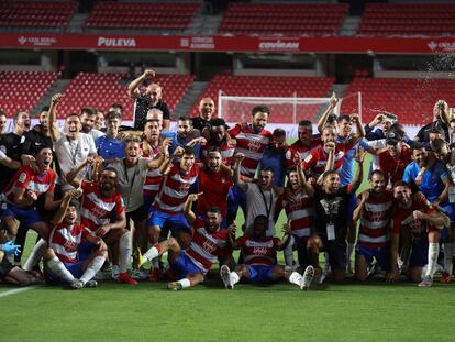 Los jugadores del Granada celebran la clasificación para la Liga Europa tras ganar 4-0 al Athletic de Bilbao, este domingo en Los Cármenes. / Pepe Torres (EFE)