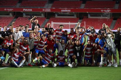 Los jugadores del Granada celebran la clasificación para la Liga Europa tras ganar 4-0 al Athletic de Bilbao, este domingo en Los Cármenes. / Pepe Torres (EFE)