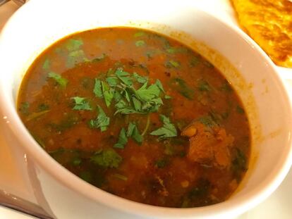 KHARCHO, SOPA DE TOMATE CON CARNE DE BUEY Y ARROZ / CAPEL