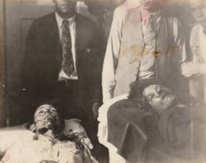 Cadáveres de Clyde (izquierda) y Bonnie.