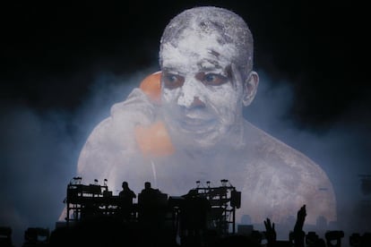 El dúo británico de música electrónica Chemical Brothers regresó al FIB con un espectáculo audiovisual y su octavo trabajo de estudio, 'Born in the Echoes'.