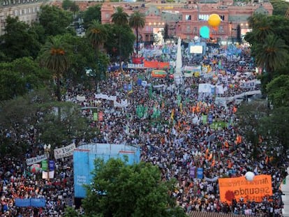 Partidarios de Cristina Fern&aacute;ndez llenan este domingo la Plaza de Mayo de Buenos Aires.