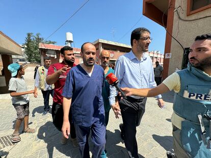 El médico palestino Mohamed Abu Salmiya, director del hospital Al Shifa, habla con los medios de comunicación tras su liberación de una cárcel israelí, este lunes.