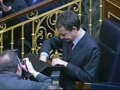 Zapatero afirma que hará lo posible para llegar a acuerdos y Rajoy le pide que "se deje de mesas y comisiones"