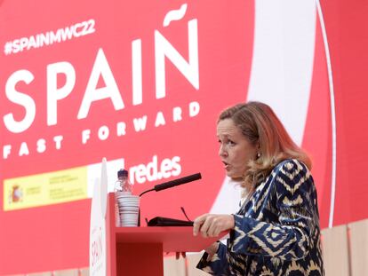 Nadia Calviño, durante la rueda de prensa que ha ofrecido este lunes en el pabellón de España del Mobile World Congress de Barcelona.