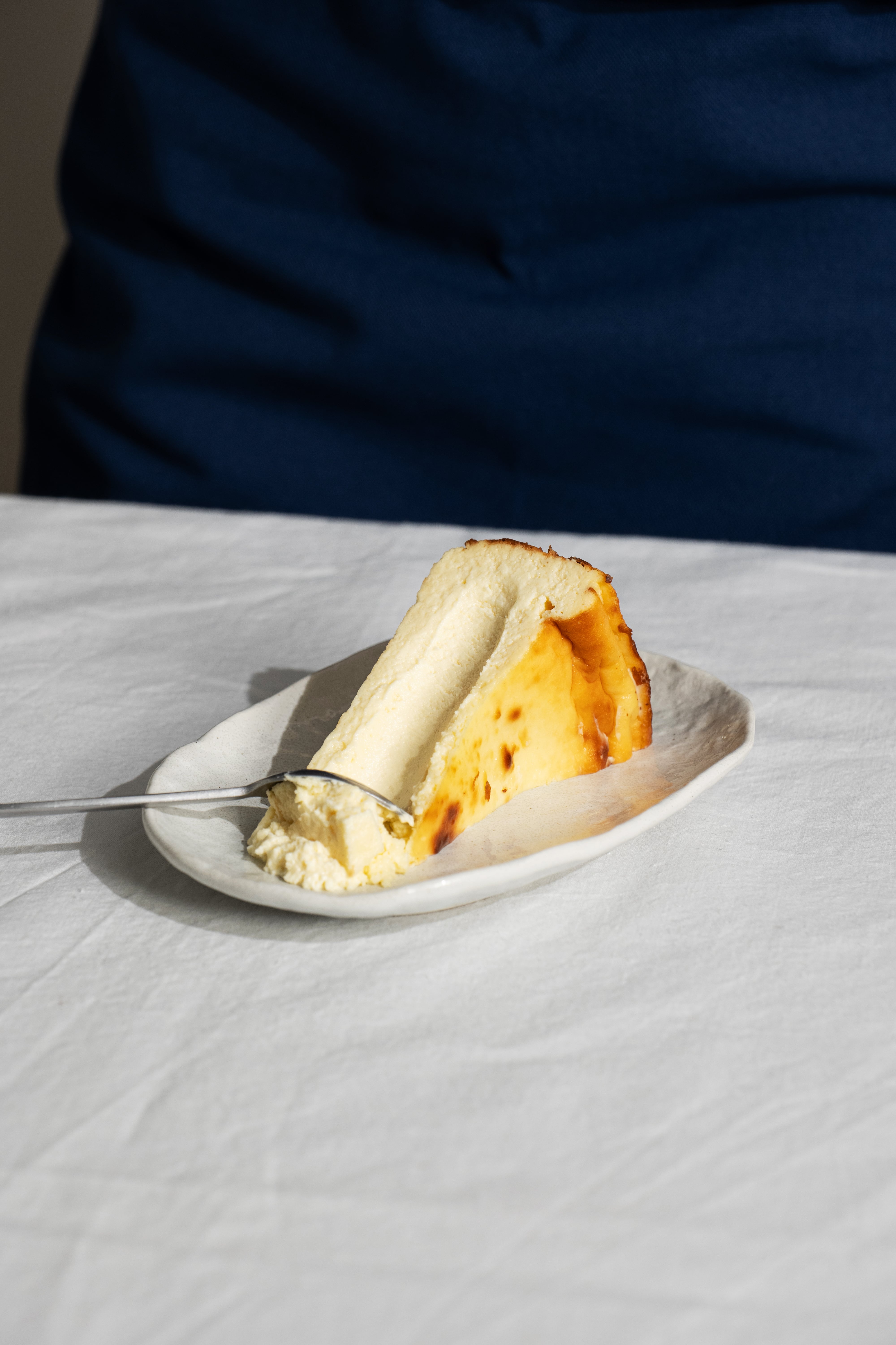 La tarta de queso vasca de Irasshai con miso blanco.