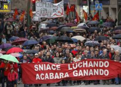 Los trabajadores de Sniace, durante la manifestación que han protagonizado desde Torrelavega hasta la factoría en apoyo a los trabajadores encerrados en la planta química desde hace cinco días para pedir la continuidad de la actividad de la empresa, que despidió en septiembre pasado a toda la plantilla.