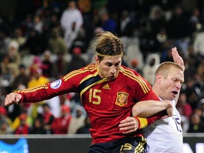 Sergio Ramos pelea por el balón con DeMerit en el partido contra EE UU.