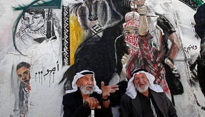 Dos palestinos ante un mural en El Arub, el martes en Cisjordania.