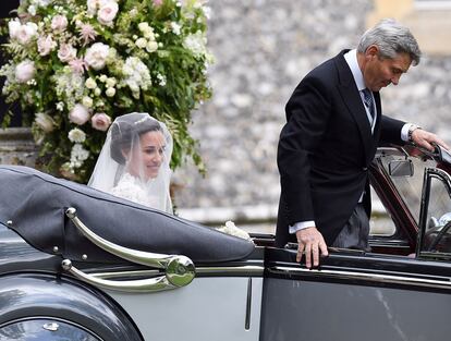 Pippa Middleton llegó en un coche vintage acompañada de su padre.