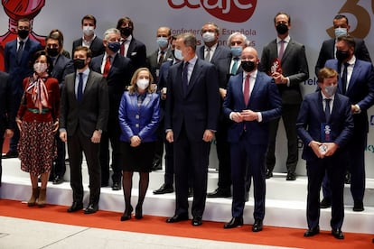 El rey Felipe VI; la vicepresidenta primera y ministra de Economía, Nadia Calviño; la presidenta de Banco Santander, Ana Botín; el líder del Partido Popular, Pablo Casado, y el presidente de Ceaje, Fermín Albaladejo, posan con los galardonados en la XVIII edición del Premio Nacional Joven Empresario de la Confederación Española de Jóvenes Empresarios (Ceaje) y al reconocimiento por el 30 aniversario de la institución en Madrid.