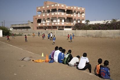 Entrenamiento del equipo Talibé Fútbol Club, integrado por alumnos de escuelas coránicas y otros niños del barrio. El equipo fue creado por Bonheur d'enfants d'Afrique, una organización que trabaja por el bienestar de la infancia del barrio. 