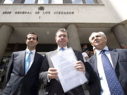 De izquierda a derecha los exconsejeros de Justicia de la Comunidad de Madrid Salvador Victoria, Francisco Granados y el abogado Juan Ramón Montero