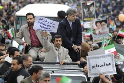 Ahmadineyad esgrime un cartel de "abajo Israel", durante los festejos ayer del 32º aniversario de la revolución.
