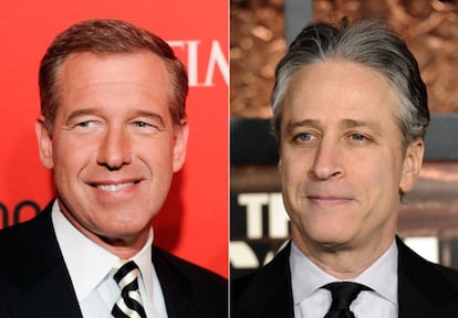 El presentador Brian Williams (izda.) y Jon Stewart.