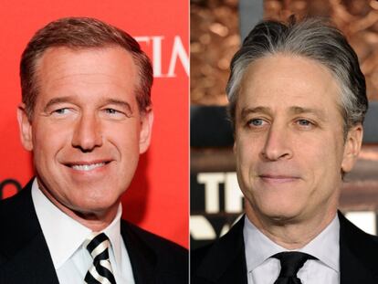 El presentador Brian Williams (izda.) y Jon Stewart.