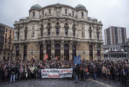 La Plaza Arriaga de Bilbao (Vizcaya) ha acogido la concentración de protesta contra el preacuerdo de la Unión Europea con Turquía para la devolución a ese país de los refugiados llegados a Europa.