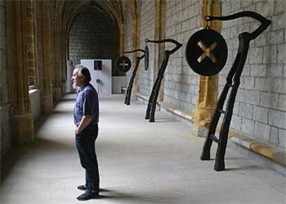 Baroja Collet posa en el claustro de la iglesia Santa María de Deba junto a su serie de piezas <b><i>Arqueología de la transmisión oral.</b></i>