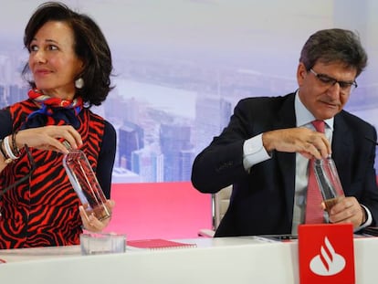 Ana Botín, presidenta de Banco Santander, junto a José Antonio Álvarez, CEO; en la presentación de resultados de hoy.